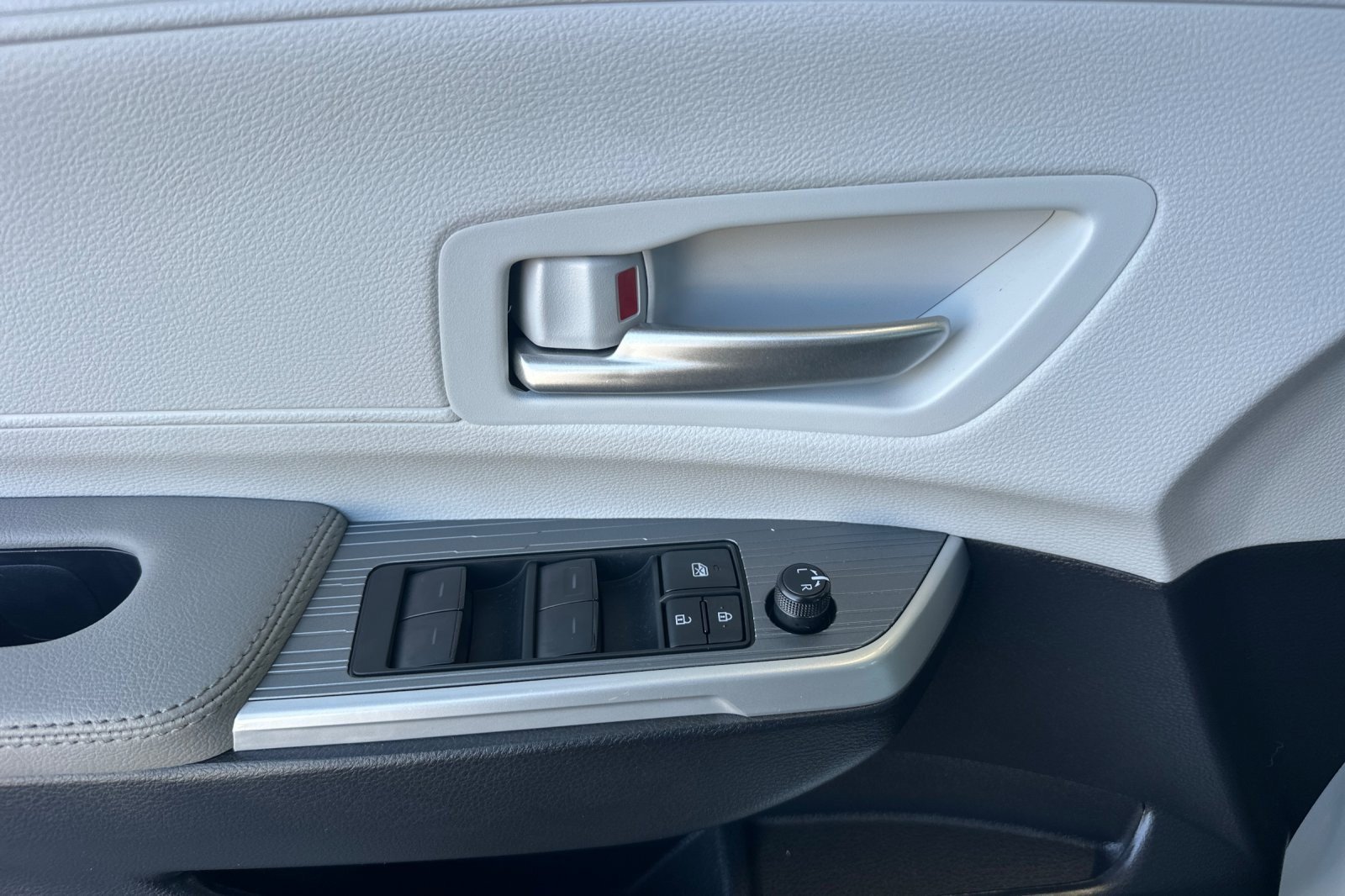 Certified 2026 Toyota Sienna XLE FWD image 10