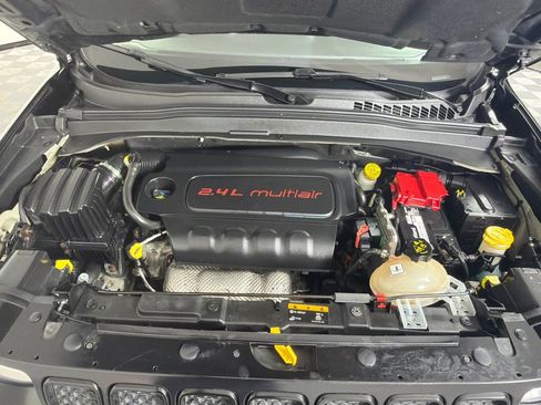 Used 2020 Jeep Renegade Altitude w/ UConnect 8.4 Nav Group FWD image 28
