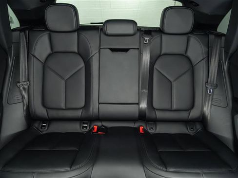 Used 2025 Porsche Macan image 28
