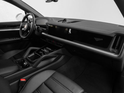 Used 2024 Porsche Cayenne Coupe image 22