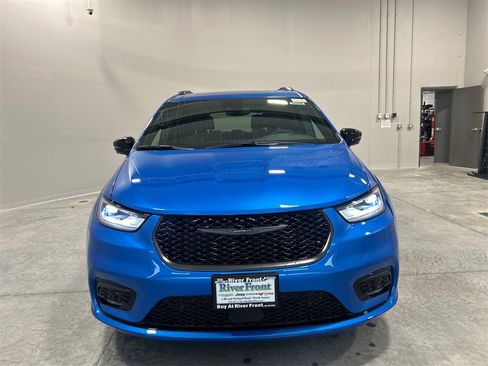 New 2026 Chrysler Pacifica Limited image 3