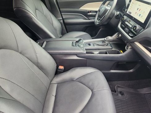 Used 2025 Toyota Grand Highlander FWD image 19