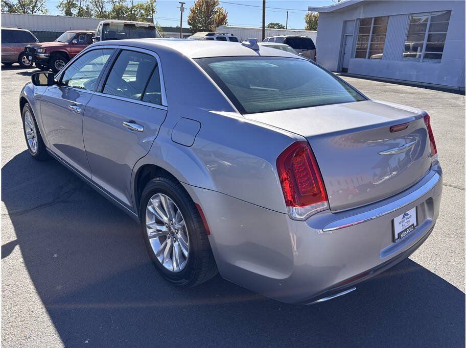 Used 2016 Chrysler 300 C RWD image 3