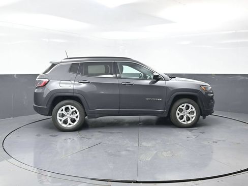 Used 2024 Jeep Compass Latitude AWD/4WD image 3