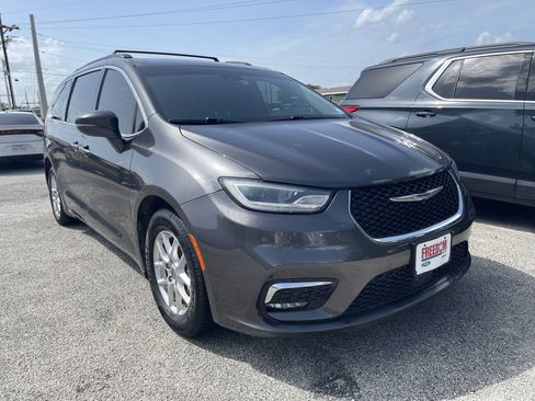 Used 2022 Chrysler Pacifica Touring-L FWD image 2