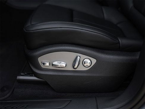 Used 2025 Porsche Macan image 15