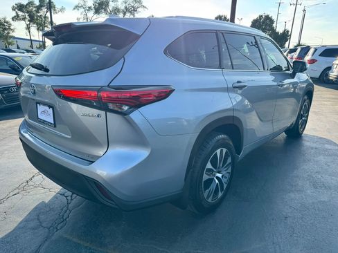 Used 2020 Toyota Highlander XLE AWD/4WD image 5