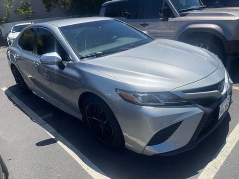 Used 2018 Toyota Camry SE w/ Convenience Package FWD image 1