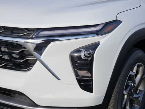 New 2026 Chevrolet Trax LT w/ Driver Confidence Package FWD image 5