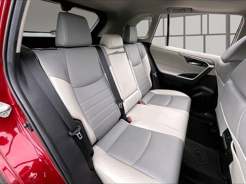 Used 2020 Toyota RAV4 XLE Premium FWD image 25