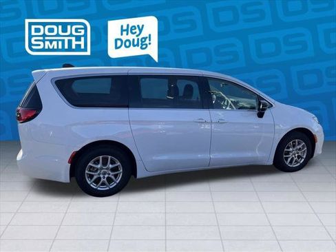 Certified 2024 Chrysler Pacifica Touring-L FWD image 6