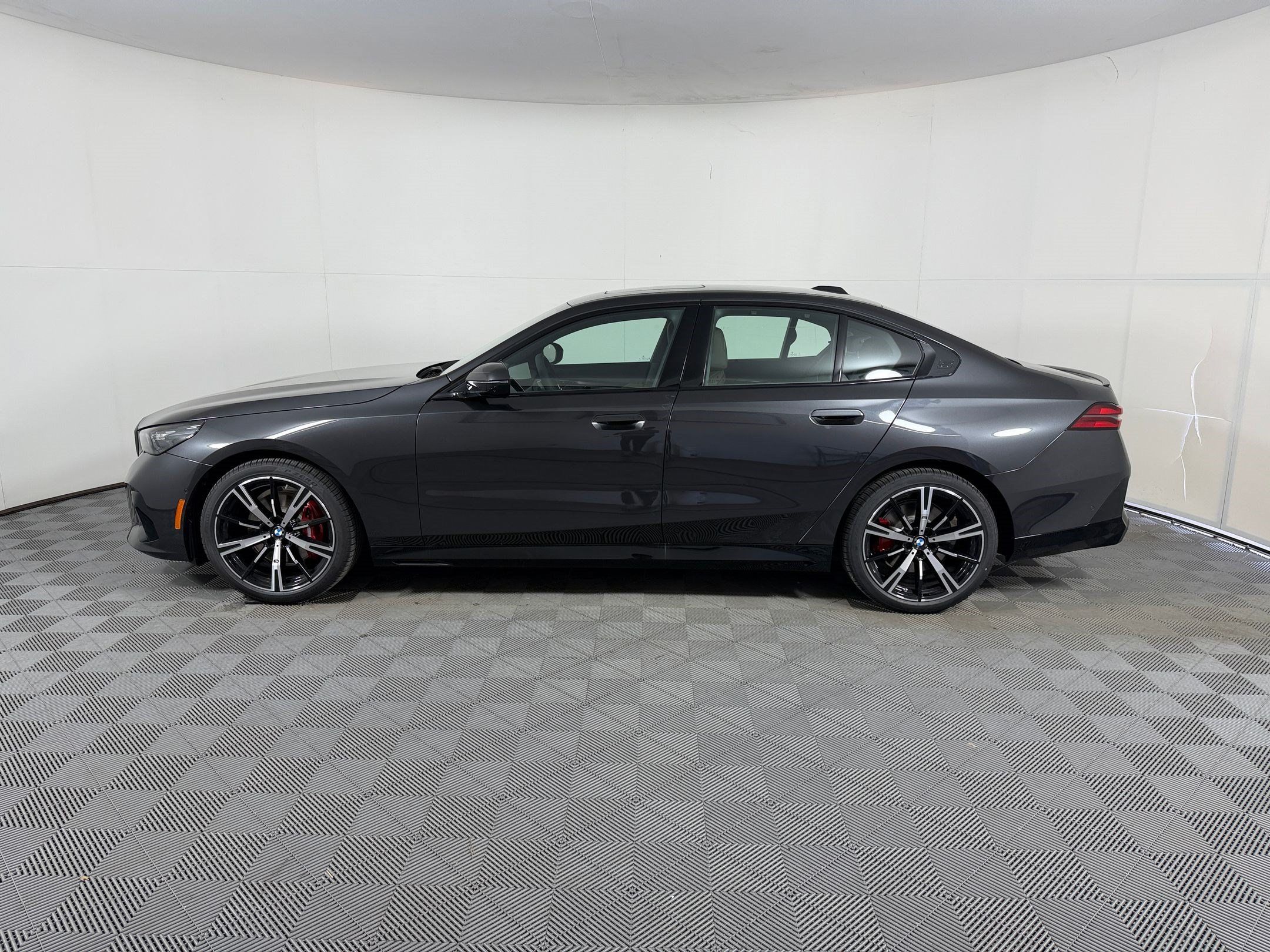 Used 2027 BMW 530i w/ M Sport Package RWD image 2