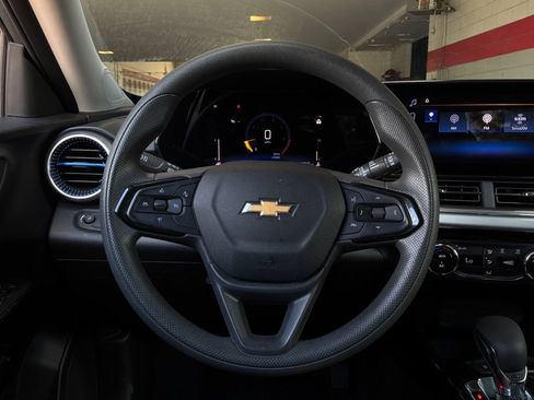 Used 2025 Chevrolet Trax LT FWD image 31