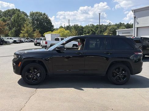 Used 2025 Jeep Grand Cherokee Limited w/ Black Appearance Package AWD/4WD image 2