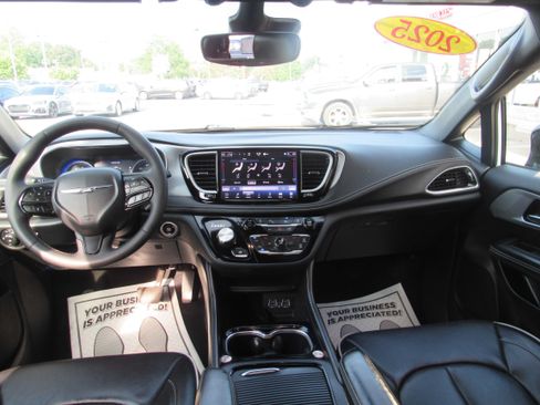 Used 2025 Chrysler Pacifica Limited FWD image 21
