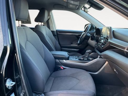 Used 2022 Toyota Highlander LE image 14