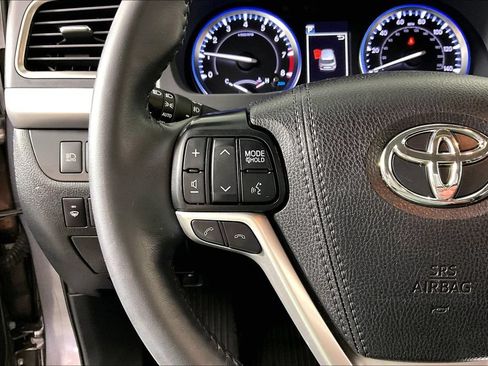 Used 2019 Toyota Highlander Limited FWD image 10