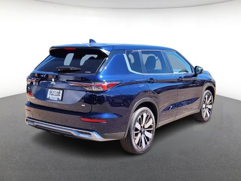 New 2025 Mitsubishi Outlander SE image 3