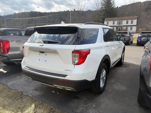 Used 2022 Ford Explorer XLT w/ Equipment Group 202A image 2