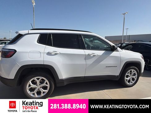 Used 2024 Jeep Compass Latitude AWD/4WD image 2