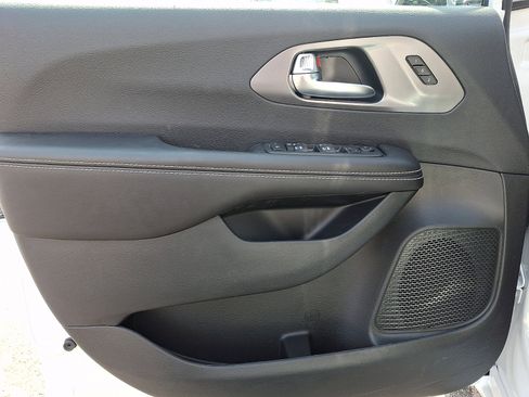 New 2026 Chrysler Pacifica Select image 8