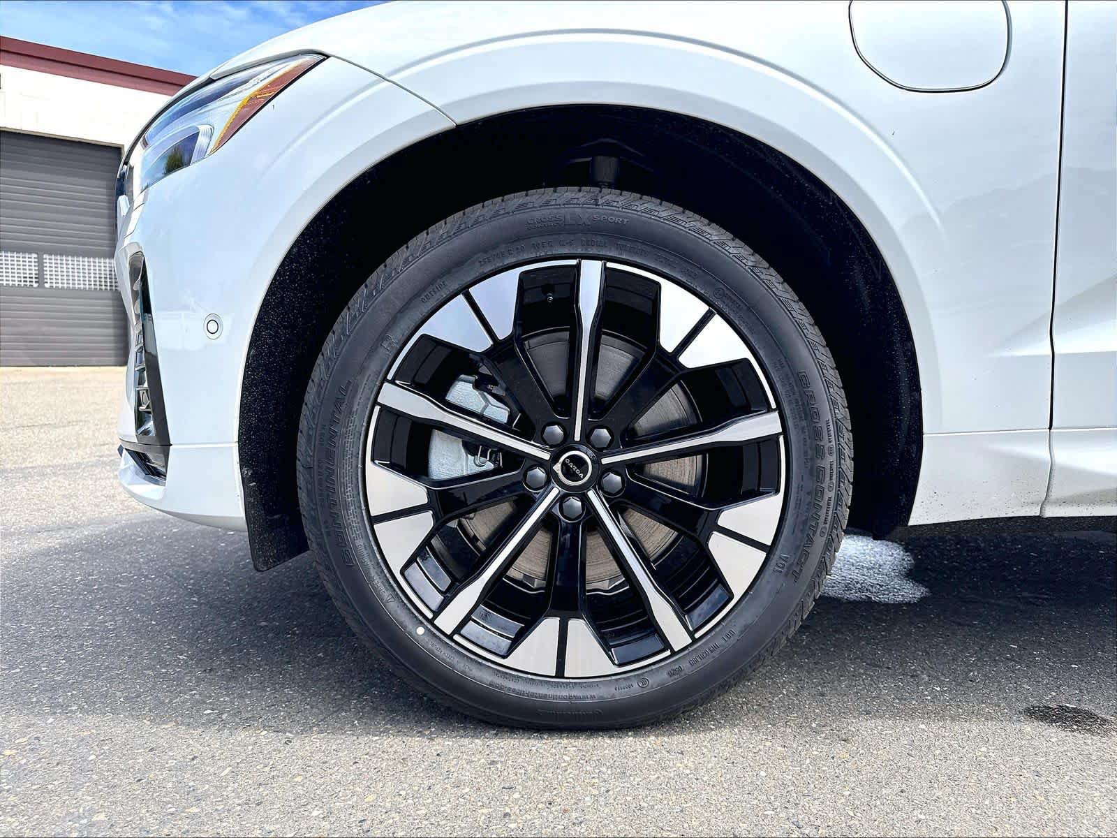 New 2026 Volvo XC60 T8 Plus w/ Climate Package PRO AWD/4WD image 14