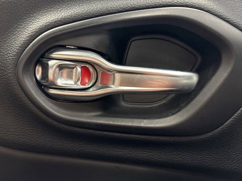 Used 2019 Jeep Cherokee Latitude Plus w/ Travel & Safety Group image 22