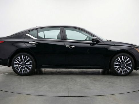 Used 2025 Nissan Altima 2.5 SV image 11
