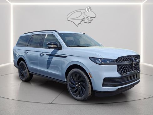 New 2026 Lincoln Navigator Reserve w/ Jet Appearance Package AWD/4WD image 4