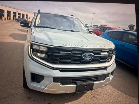 Used 2025 Ford Expedition Max Platinum w/ Driver's Package AWD/4WD image 14