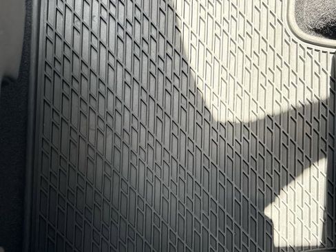 Used 2018 Volkswagen Tiguan SE w/ 18" Alloy Wheels Package image 26