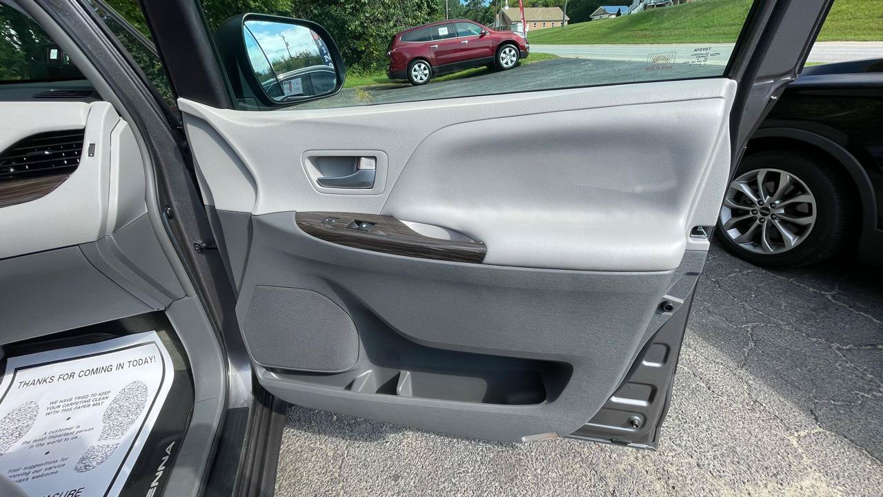 Used 2017 Toyota Sienna XLE Premium w/ Protection Package AWD/4WD image 28