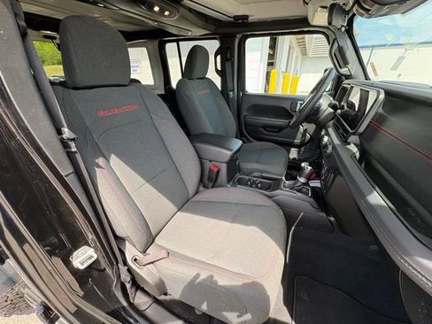 Used 2025 Jeep Wrangler Unlimited Rubicon w/ Convenience Group AWD/4WD image 28