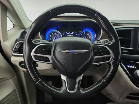Used 2019 Chrysler Pacifica Touring-L FWD image 13