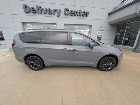 Used 2020 Chrysler Pacifica Touring-L w/ Advanced Safetytec Group image 4