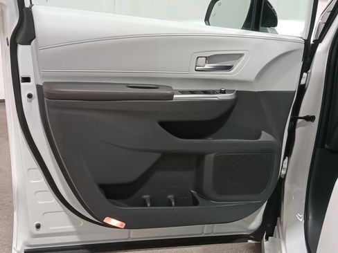 Used 2021 Toyota Sienna XSE w/ XSE Plus Package FWD image 18
