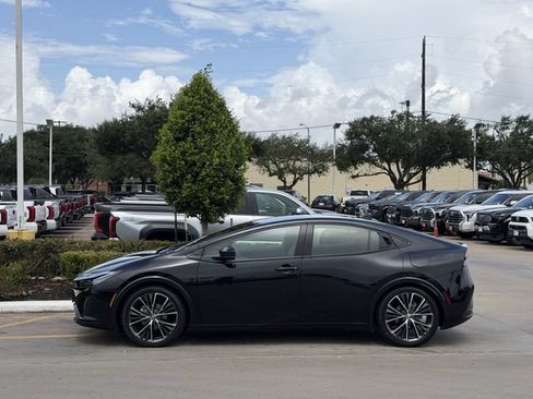Used 2025 Toyota Prius Limited w/ Limited Premium Package FWD image 4