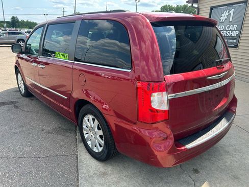 Used 2016 Chrysler Town & Country Touring w/ Driver Convenience Group FWD image 7