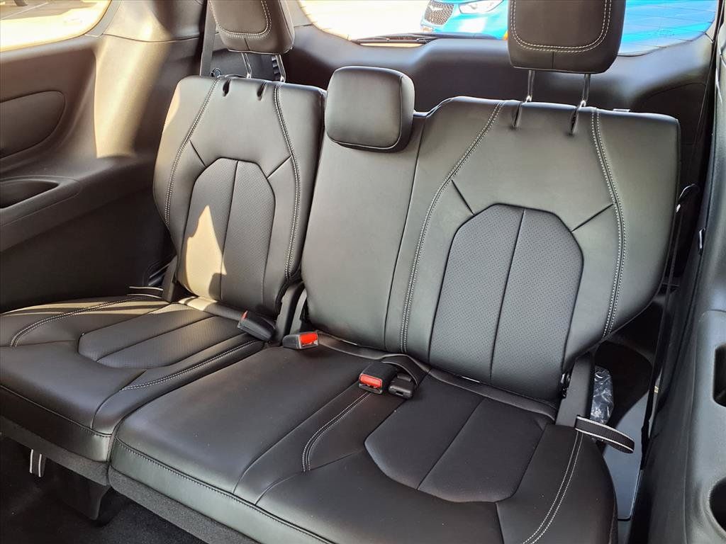 New 2026 Chrysler Pacifica Select FWD image 9
