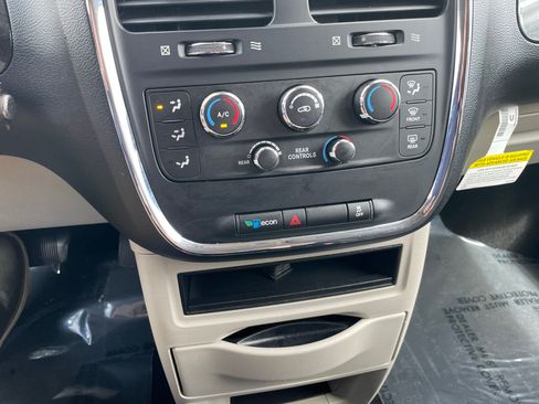 Used 2018 Dodge Grand Caravan SE w/ UConnect Hands-Free Group FWD image 21