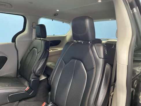 Certified 2020 Chrysler Pacifica Touring-L image 28