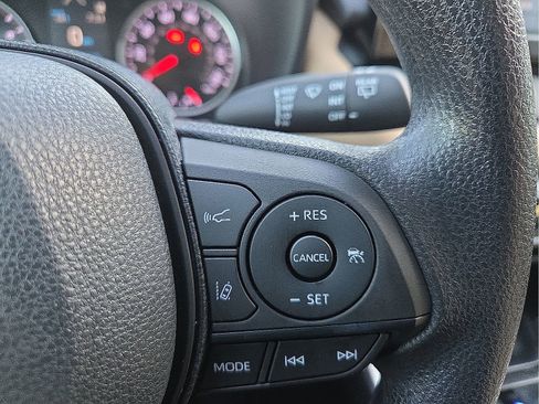 Used 2020 Toyota RAV4 LE FWD image 18