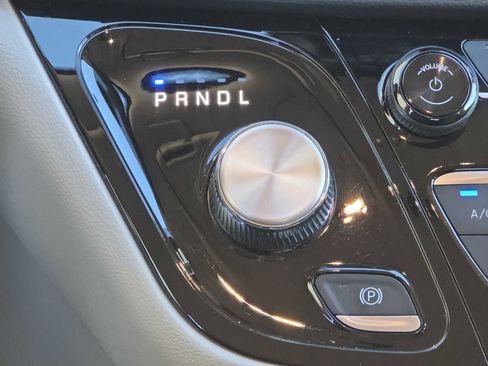 Certified 2024 Chrysler Pacifica Touring-L image 21