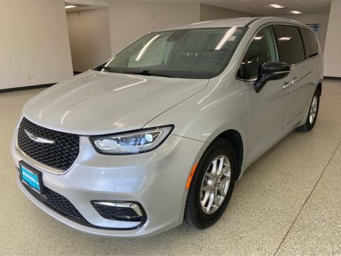 Used 2024 Chrysler Pacifica Touring-L FWD image 3