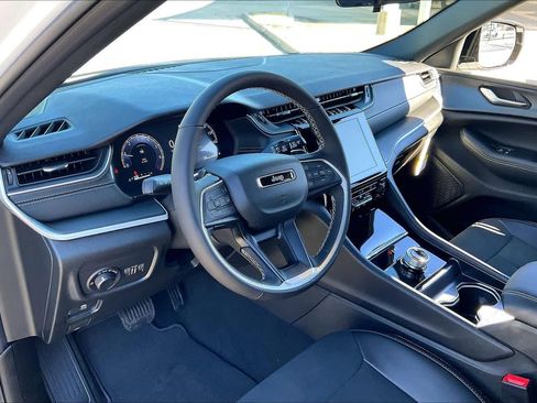 New 2025 Jeep Grand Cherokee Altitude image 8