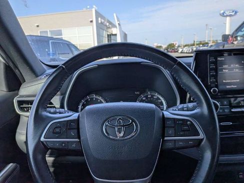 Used 2022 Toyota Highlander XSE FWD image 23