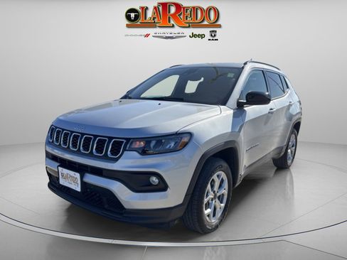 Used 2025 Jeep Compass Latitude image 3