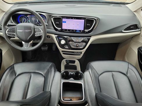 Used 2023 Chrysler Pacifica Touring-L FWD image 14