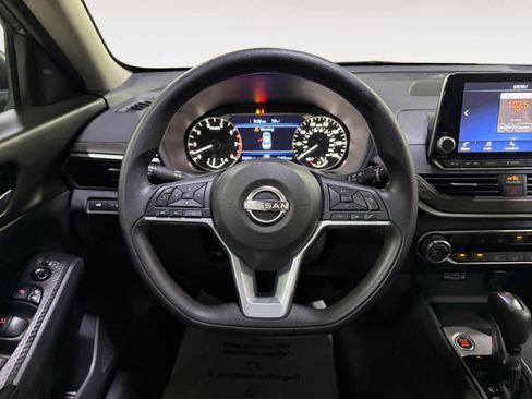 Used 2025 Nissan Altima 2.5 SV FWD image 19