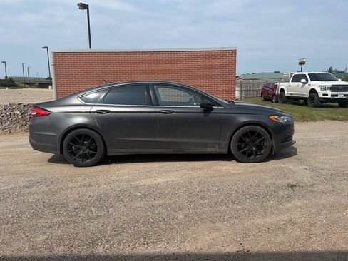 Used 2017 Ford Fusion SE w/ Fusion SE Technology Package FWD image 3